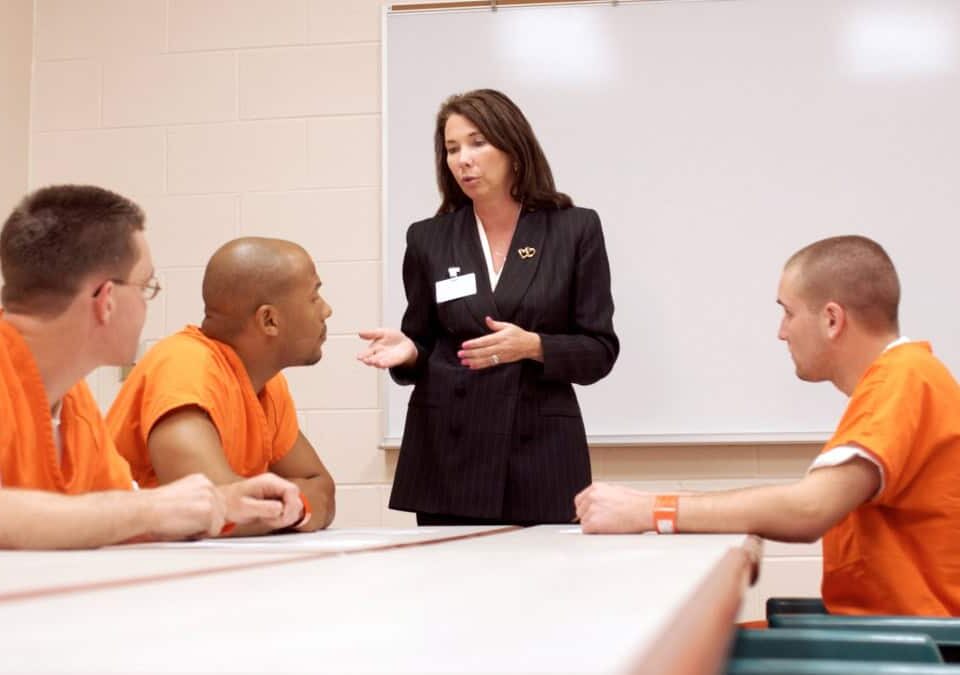 escalatie tussen gedetineerden voorkomen